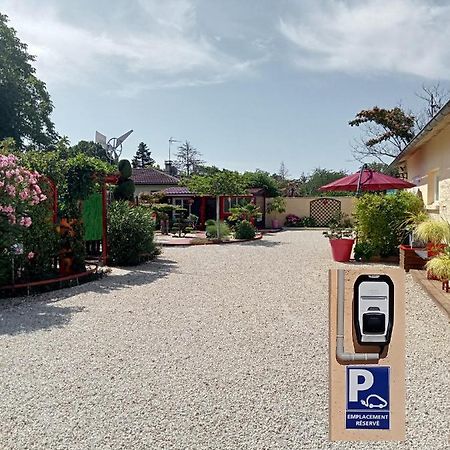 Saint-Medard-de-Guizieres Une Pause Quelque Part Avec Recharge Pour Voiture Electrique מראה חיצוני תמונה