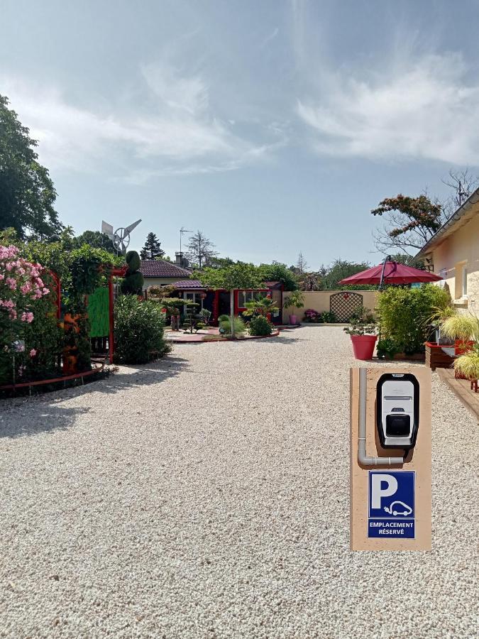 Saint-Medard-de-Guizieres Une Pause Quelque Part Avec Recharge Pour Voiture Electrique מראה חיצוני תמונה
