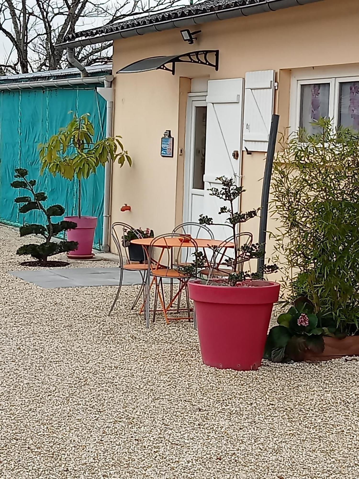 Saint-Medard-de-Guizieres Une Pause Quelque Part Avec Recharge Pour Voiture Electrique מראה חיצוני תמונה