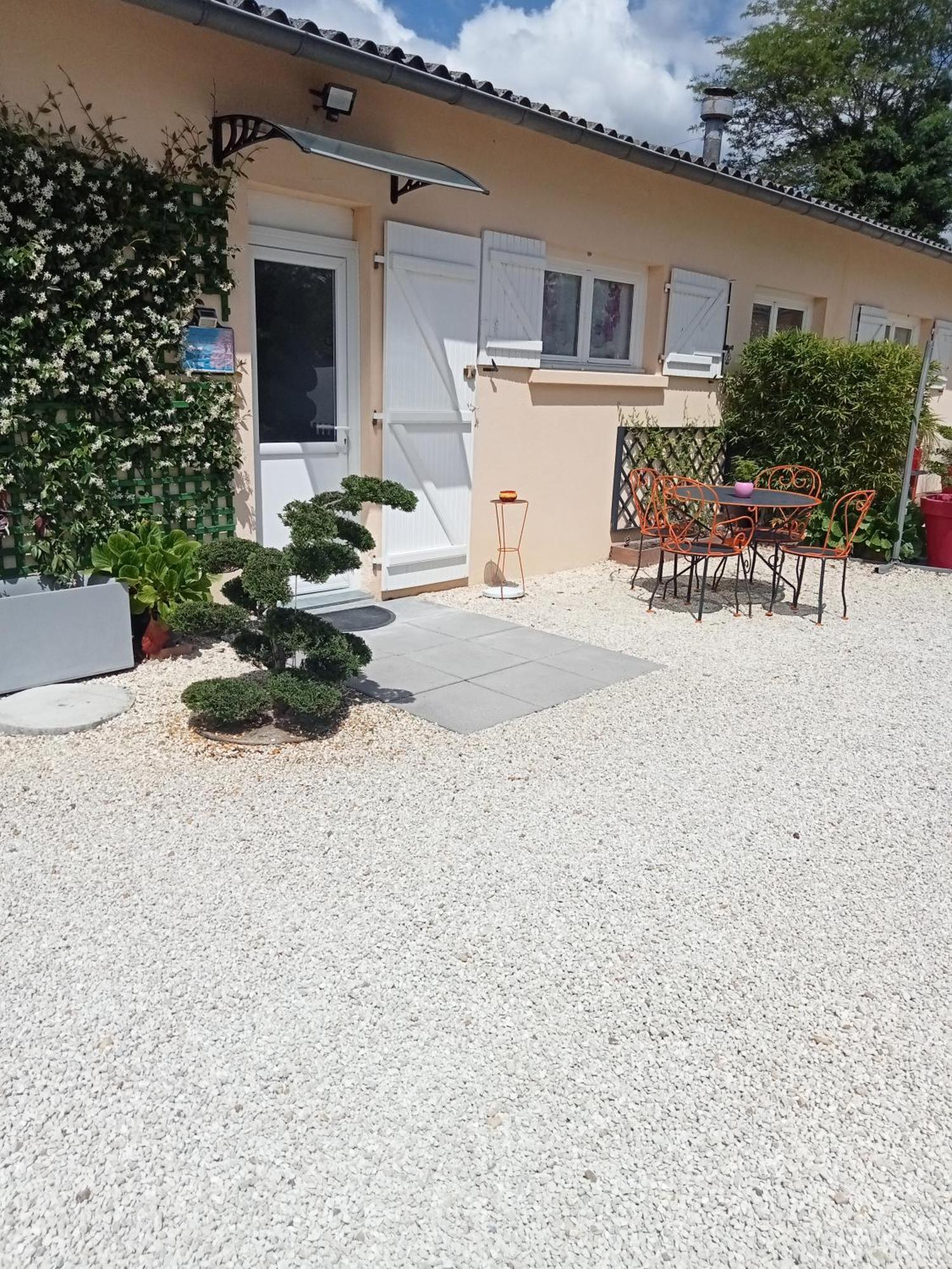 Saint-Medard-de-Guizieres Une Pause Quelque Part Avec Recharge Pour Voiture Electrique מראה חיצוני תמונה