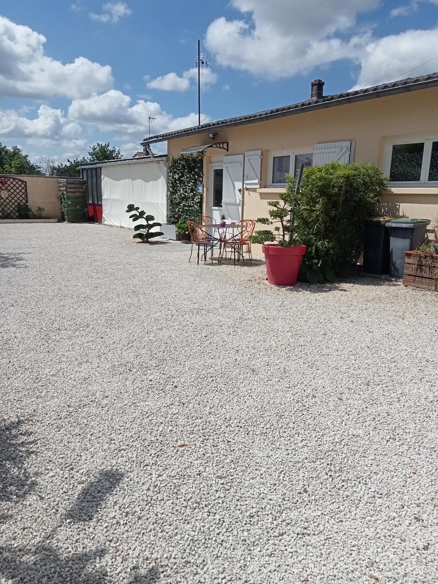 Saint-Medard-de-Guizieres Une Pause Quelque Part Avec Recharge Pour Voiture Electrique מראה חיצוני תמונה